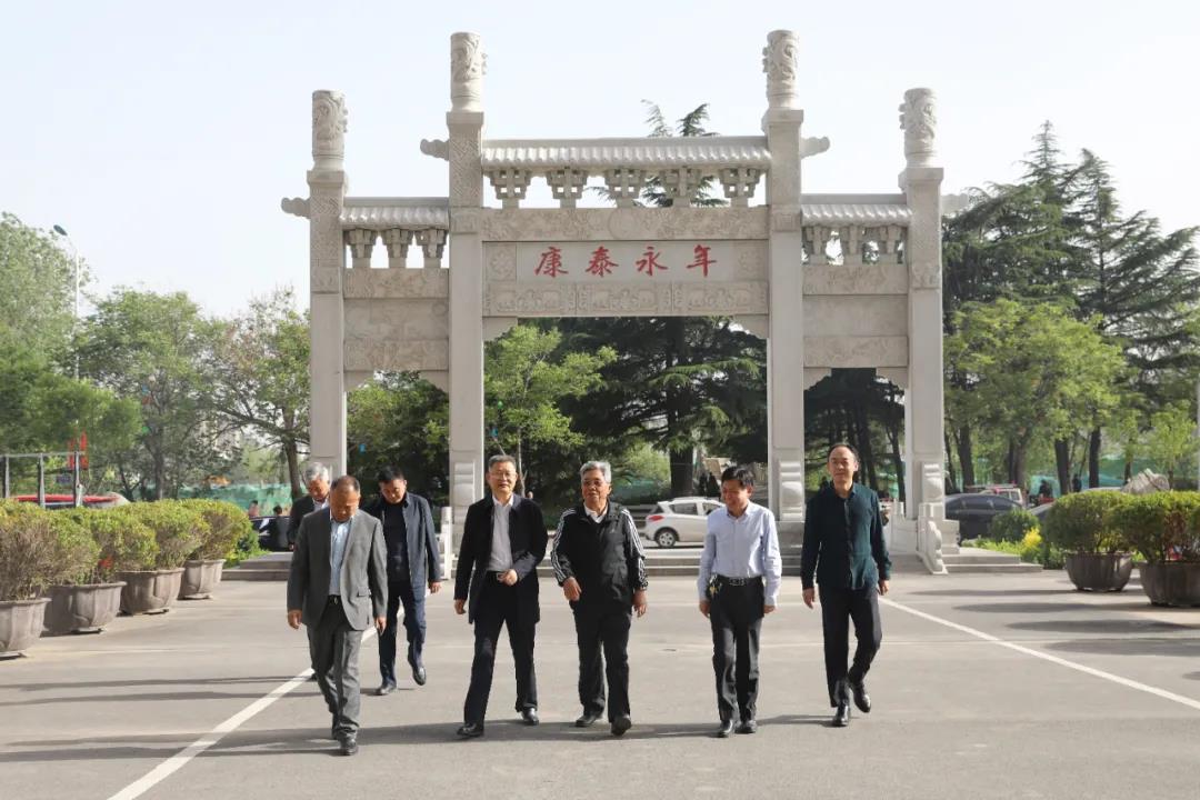 譚悅新中將到臨朐縣中醫(yī)院視察